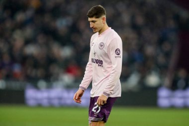Brentford 'dan Vitaly Janelt, 15 Şubat 2025' te İngiltere 'deki Londra Stadyumu' nda oynanan Premier League maçında West Ham United 'a karşı Brentford maçına bakıyor.