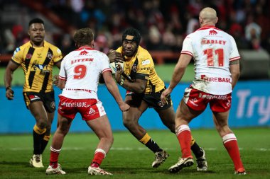Castleford Tigers takımından Jeremiah Simbiken, Hull KR 'den Jez Litten' a karşı oynanan Betfred Süper Lig 1. Raundunda Hull KR, Castleford Tigers 'a karşı Sewell Group Craven Park, Kingston üzerine Hull, Birleşik Krallık, 14 Şubat 2025' te oynanan karşılaşmada daldı.