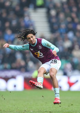 Burnley 'den Hannibal Mejbri, 15 Şubat 2025' te İngiltere 'nin Deepdale kentinde oynanan Gökyüzü İddia Şampiyonası' nda Preston North End - Burnley maçında topu çaprazlıyor.