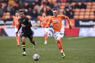Blackpool 'dan Sonny Carey, 15 Şubat 2025' te Bloomfield Road, Blackpool, İngiltere 'de oynanan Blackpool-Mansfield maçında topu aldı.