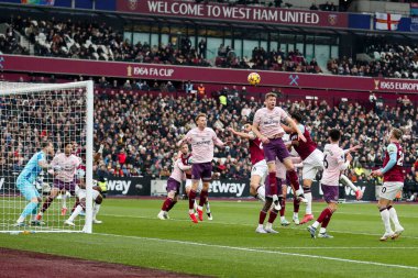 Brentford 'dan Nathan Collins, 15 Şubat 2025' te Londra 'daki Londra Stadyumu' nda oynanan Premier League maçı sırasında topu sürüyor.