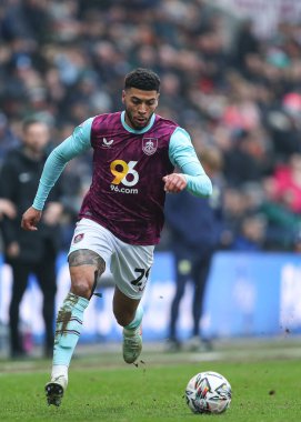 Burnley 'den Josh Laurent, 15 Şubat 2025' te İngiltere 'nin Deepdale kentinde oynanan Preston North End-Burnley maçında topu kovalıyor.