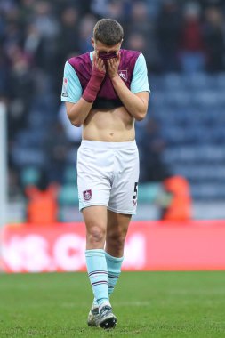 Burnley 'li Maxime Estve, 15 Şubat 2025' te İngiltere 'nin Deepdale kentinde oynanan Preston North End-Burnley maçından sonra üzüntüye boğuldu.
