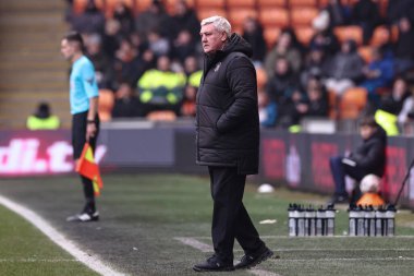 Blackpool teknik direktörü Steve Bruce, 15 Şubat 2025 'te Bloomfield Road, Blackpool' da oynanan Blackpool-Mansfield maçında izlemektedir.
