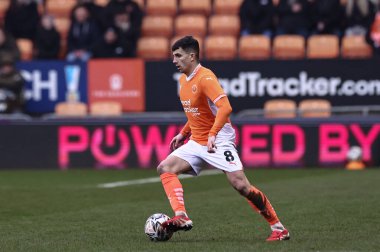 Blackpool takımından Albie Morgan, 15 Şubat 2025 'te Bloomfield Road, Blackpool' da oynanan Blackpool - Mansfield Town maçında topu aldı.