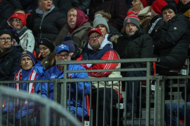 Taraftarlar, 1. Betfred Süper Lig Raundu 'nda Hull KR ile Castleford Tigers arasında oynanan Sewell Group Craven Park, Kingston üzerine Hull, Birleşik Krallık, 14 Şubat 2025' te oynanan karşılaşmada büyük ekrana bakıyorlar.