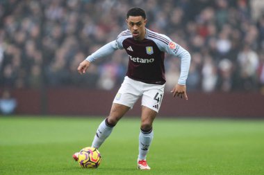 Aston Villa 'dan Jacob Ramsey, 15 Şubat 2025' te İngiltere 'nin Birmingham kentinde oynanan Premier Lig maçı sırasında Villa-Ipswich Town maçında görev başındaydı.