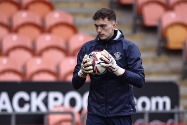 Blackpool 'dan Harry Tyrer, 15 Şubat 2025' te Blackpool, Bloomfield Road, Mansfield Town 'da oynanan Sky Bet 1 karşılaşmasında maç öncesi ısınma oturumunda