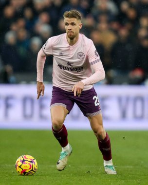 Brentford 'dan Kristoffer Ajer, Premier League maçında topla koşuyor. West Ham United, Brentford' a karşı Londra Stadyumu, İngiltere, 15 Şubat 2025