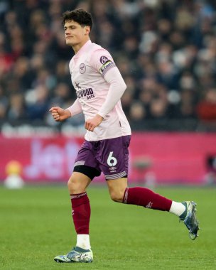 Brentford 'dan Christian Norgaard, Premier League maçı sırasında, 15 Şubat 2025' te Londra 'daki Londra Stadyumu' nda West Ham United 'a karşı Brentford maçında görevdeydi.
