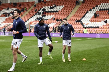Blackpool 'dan Elkan Baggott Blackpool' dan Odel Offiah Blackpool 'dan Rob Apter maç öncesi ısınma oturumunda Blackpool - Mansfield Town maçı sırasında Bloomfield Road, Blackpool, Birleşik Krallık, 15 Şubat 2025
