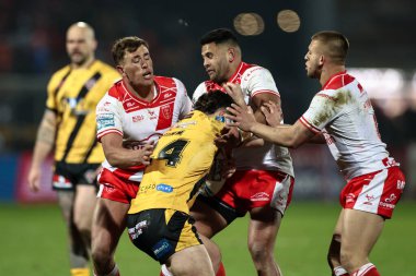 Castleford Tigers 'dan Josh Simm, Hull KR' dan Rhyse Martin tarafından oynanan Betfred Süper Lig 1. Raundunda Hull KR, Sewell Group Craven Park 'ta Castleford Tigers' a karşı oynanan karşılaşmada, Kingston üzerine Hull, Birleşik Krallık 'ta 14 Şubat 2025