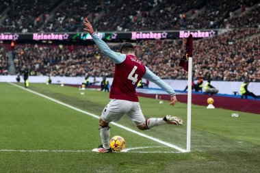 West Ham United takımından Carlos Soler, 15 Şubat 2025 'te Londra' daki Londra Stadyumu 'nda oynanan Premier League karşılaşmasında topu çaprazlıyor.