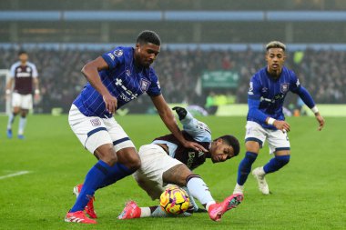 Ipswich Town 'dan Ben Johnson ve Aston Villa' dan Marcus Rashford Premier Lig karşılaşmasında Villa-Ipswich Town, Birmingham, Birleşik Krallık 'ta 15 Şubat 2025 tarihinde oynanan karşılaşmada top için mücadele ettiler.