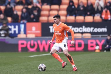 Blackpool takımından Albie Morgan, 15 Şubat 2025 'te Bloomfield Road, Blackpool' da oynanan Blackpool - Mansfield Town maçında topu aldı.