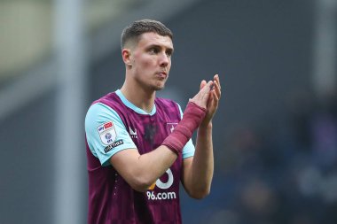 Burnley 'den Maxime Estve 15 Şubat 2025' te İngiltere 'nin Deepdale kentinde oynanan Gökyüzü İddia Şampiyonası maçından sonra Burnley taraftarlarını alkışlıyor.