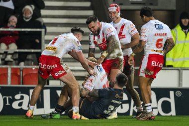 St. Helens 'ten George Delaney, 15 Şubat 2025' te St Helens - Salford Red Devils maçında St. Helens, St Helens, İngiltere 'de oynadığı maçı kutluyor.