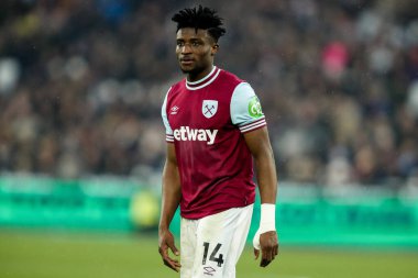 West Ham United 'dan Muhammed Kudus, Premier League maçı sırasında Londra, Londra, İngiltere' de oynanan West Ham United - Brentford maçına bakıyor.