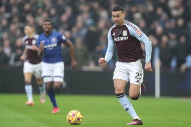 Aston Villa takımından Morgan Rogers, 15 Şubat 2025 'te İngiltere' nin Birmingham kenti Villa Park 'ta oynanan Premier Lig karşılaşmasında topla ilerliyor.