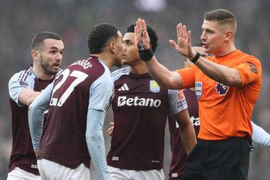 Aston Villa 'dan Morgan Rogers, 15 Şubat 2025' te İngiltere 'nin Birmingham kentinde oynanan Premier Lig karşılaşmasında hakem Rob Jones' a sesleniyor.