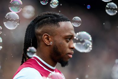 West Ham United takımından Aaron Wan-Bissaka, 15 Şubat 2025 'te Londra Stadyumu' nda oynanan Premier League maçı öncesinde tünelden çıktı.