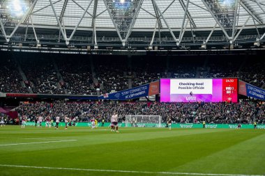 15 Şubat 2025 'te Londra Stadyumu' nda oynanan Premier League maçında video yardımcı hakem ofsayt kontrolü yapıyor.