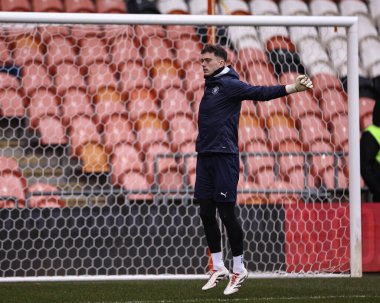 Blackpool 'dan Harry Tyrer, 15 Şubat 2025' te Blackpool, Bloomfield Road, Mansfield Town 'da oynanan Sky Bet 1 karşılaşmasında maç öncesi ısınma oturumunda