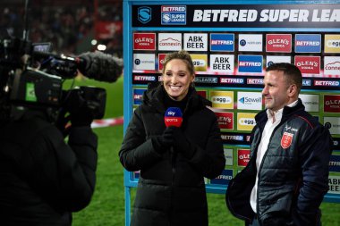 Jenna Brooks, 1. Betfred Süper Lig Turu Hull KR maçında Willie Peters 'la röportaj yaptı. Hull KR Castleford Tigers' a karşı Sewell Group Craven Park, Kingston upon Hull, Birleşik Krallık, 14 Şubat 2025