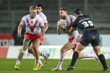 St. Helens takımından Daryl Clark, 15 Şubat 2025 'te St Helens-Salford Red Devils maçında Salford Red Devils takımına karşı oynanan Betfred Süper Lig karşılaşmasında James Shields ile karşı karşıya geldi.
