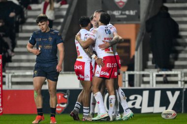 St. Helens takımından Lewis Murphy, 15 Şubat 2025 'te St Helens' in Wicked Stadyumu 'nda oynanan St. Helens - Salford Red Devils maçında denemesini kutluyor.