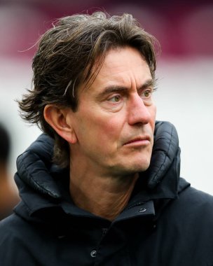 Brentford 'dan Thomas Frank, 15 Şubat 2025' te Londra 'daki Londra Stadyumu' nda oynanan Premier League karşılaşması öncesinde Londra Stadyumu 'na geldi.