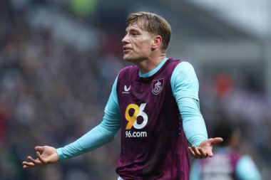 Burnley 'den Zian Flemming, 15 Şubat 2025' te İngiltere 'nin Deepdale kentinde oynanan Sky Bet Şampiyonası maçında hakem Andrew Kitchen' a tepki gösterdi.
