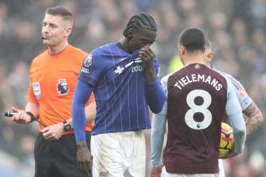 Ipswich Town 'dan Axel Tuanzebe, Premier Lig maçında hakem Rob Jones tarafından 15 Şubat 2025' te Birmingham, Villa Park 'ta Aston Villa Ipswich Town' a karşı oynanan karşılaşmada elenince tepki gösterdi.
