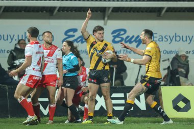 Castleford Tigers takımından Josh Simm, 14 Şubat 2025 'te İngiltere' nin Hull kenti üzerinde oynanan Sewell Group Craven Park 'ta oynanan birinci tur Betfred Süper Lig karşılaşmasında denemesini kutluyor.