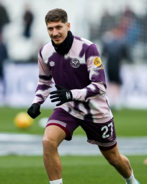 Brentford 'dan Vitaly Janelt, 15 Şubat 2025' te Londra 'daki Londra Stadyumu' nda oynanan Premier League karşılaşması öncesinde ısınıyor.