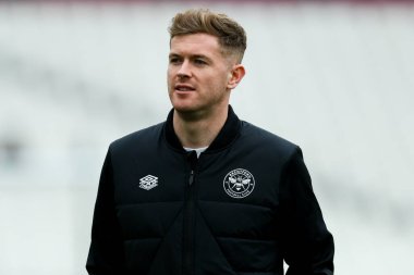 Brentford 'dan Nathan Collins, 15 Şubat 2025' te Londra 'daki Londra Stadyumu' nda oynanan Premier League karşılaşması öncesinde Londra Stadyumu 'na geldi.