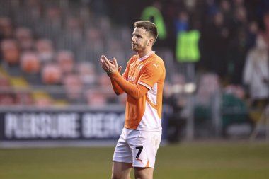 Blackpool 'dan Lee Evans, 15 Şubat 2025' te Bloomfield Road, Blackpool 'da oynanan Blackpool-Mansfield Town maçının son düdüğü sonrasında taraftarları alkışlıyor.