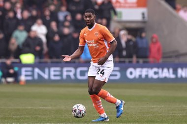 Blackpool 'dan Odel Offiah, 15 Şubat 2025' te Bloomfield Road, Blackpool 'da oynanan Blackpool-Mansfield maçında pas arıyor.