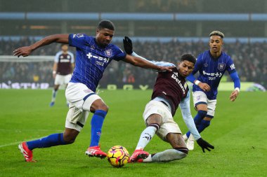 Ipswich Town 'dan Ben Johnson ve Aston Villa' dan Marcus Rashford Premier Lig karşılaşmasında Villa-Ipswich Town, Birmingham, Birleşik Krallık 'ta 15 Şubat 2025 tarihinde oynanan karşılaşmada top için mücadele ettiler.