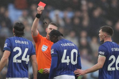 Ipswich Town 'dan Axel Tuanzebe, Birmingham, Birmingham' da oynanan Premier Lig karşılaşmasında Aston Villa 'nın Ipswich Town' a karşı oynadığı maçta hakem Rob Jones tarafından ikinci sarı kart ve kırmızı kart gösterildi.