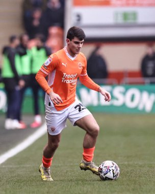Blackpool 'dan Rob Apter topu Sky Bet 1 maçı sırasında Bloomfield Road, Blackpool' da Blackpool Mansfield Town 'a karşı 15 Şubat 2025' te aldı.