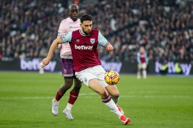 West Ham United takımından Maximilian Kilman, 15 Şubat 2025 'te Londra Stadyumu' nda oynanan Premier League maçında Brentford 'dan Yoane Wissa' nın baskısı altında.