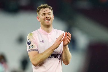 Brentford 'dan Nathan Collins, 15 Şubat 2025' te Londra 'daki Londra Stadyumu' nda oynanan Premier League maçı sonrasında takımların kazandığı galibiyet sonrasında taraftarları kabul ediyor.