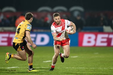 Hull KR 'dan Joe Burgess, Castleford Tigers takımından Josh Simm tarafından izleniyor. 1. Betfred Süper Lig karşılaşmasında Hull KR Castleford Tigers' a karşı Sewell Group Craven Park, Kingston upon Hull, Birleşik Krallık, 14 Şubat 2025