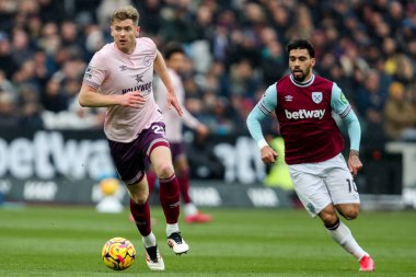 Brentford 'dan Nathan Collins, 15 Şubat 2025' te Londra 'daki Londra Stadyumu' nda oynanan Premier Lig karşılaşmasında topu yakalıyor.