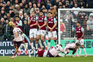 Brentford 'dan Bryan Mbeumo, 15 Şubat 2025' te Londra 'daki Londra Stadyumu' nda oynanan Premier League maçında serbest atış yaptı.