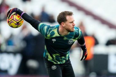 Brentford 'dan Mark Flekken, 15 Şubat 2025' te Londra 'daki Londra Stadyumu' nda oynanan Premier League karşılaşması öncesinde ısınıyor.