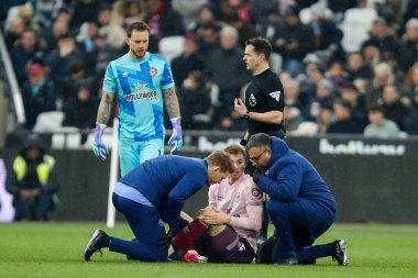 Brentford 'dan Sepp Van Den Berg, 15 Şubat 2025' te Londra Stadyumu 'nda oynanan Premier League maçı sırasında tedavi gördü.