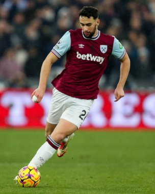 West Ham United takımının oyuncusu Maximilian Kilman, Premier League maçında topla birlikte koşuyor. West Ham United, Brentford 'a karşı Londra Stadyumu, İngiltere, 15 Şubat 2025