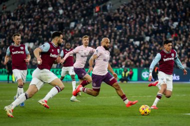 Brentford 'dan Bryan Mbeumo, 15 Şubat 2025' te Londra 'daki Londra Stadyumu' nda oynanan Premier League maçı sırasında topu atıyor.